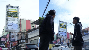 Billboard karangan bunga duka cita.