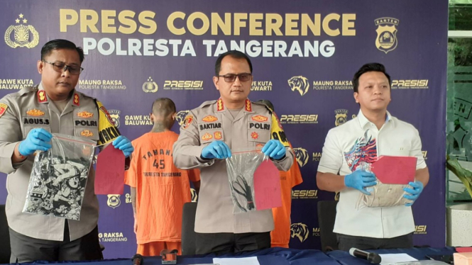 Polisi menunjukkan barang bukti tindak pidana pembunuhan