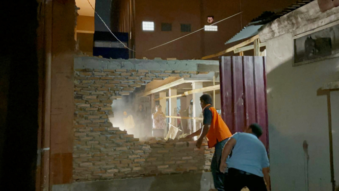 Proses pembongkaran tembok gang Abdi.(istimewa/VIVA)