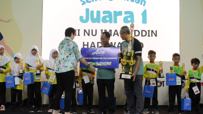 Pemberian hadiah juara senengminton