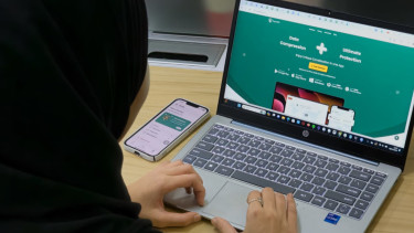 Ilustrasi menggunakan laptop.