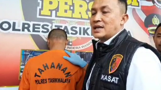 Kasat Reskrim Polres Tasikmalaya, AKP Ridwan Budiarta, saat menujukan tersangka MI