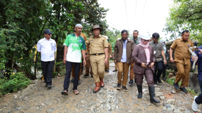 Pembangunan ruas jalan Cikumpay-Ciparay di Lebak, Banten