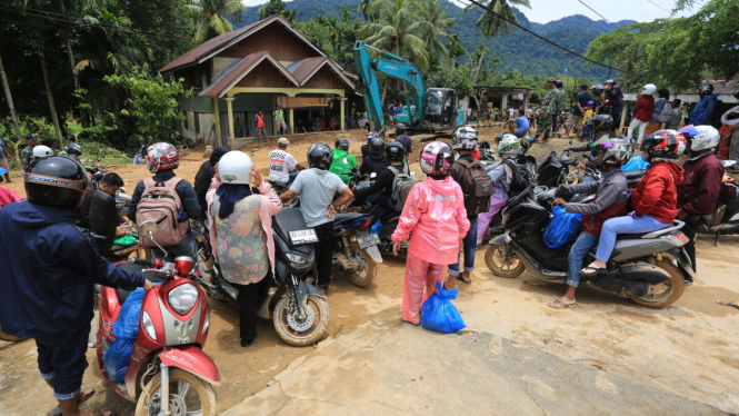 Kondisi Arus Lalu Lintas di Kabupaten Yang Lumpuh Akibat Banjir Bandang