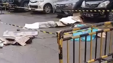 Viral dimedia sosial adanya empat orang terdiri dari dua wanita dan dua pria tewas usai terjun bebas dati lantai 21 sebuah apartemen di kawasan Penjaringan, Jakarta Utara (Jakut), Sabtu 9 Maret 2024. 
