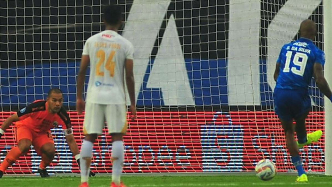 Kiper Persija Andritany Ardhiyasa dijebol pemain Persib David Da Silva