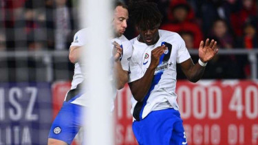 Pemain Inter Milan, Yann Bisseck rayakan gol