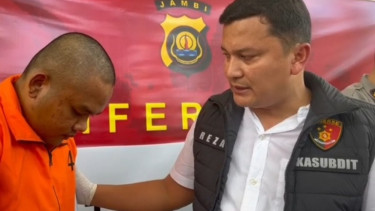 Foto : Kasubdit Cyber Polda Jambi, AKBP Reza Khomeini Berkomunikasi Dengan Pelaku 