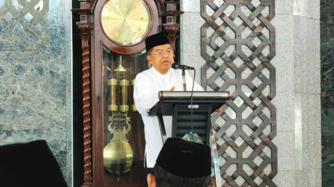 Ketua Umum DMI sekaligus Ketua Dewan Pembina Yayasan Al Markaz Al Islami HM Jusuf Kalla (JK) saat memberikan arahan kepafa pengurus baru yayasan di Masjid Al Markaz Al Islami di Jalan Masjid Raya, Makassar, Sulawesi Selatan, Ahad (10/3/2024)
