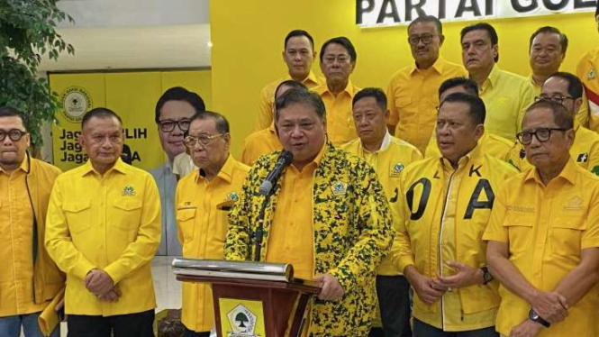 Ketua Umum Partai Golkar Airlangga Hartarto saat konferensi pers usai rapat pleno bersama Dewan Pimpinan Pusat (DPP) dan kader Partai Golkar di kantor pusat Partai Golkar, Jakarta, Minggu, 10 Maret 2024.