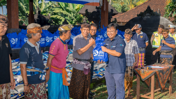 BRI Peduli menyalurkan bantuan berupa 1.000 paket sembako bagi masyarakat