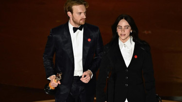 Finneas dan Billie Eilish kenakan pin dukung genjatan senjata di Palestina