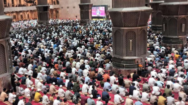 Salat Tarawih Perdana Memasuki Ramadhan 1445 H di Masjid Istiqlal Jakarta