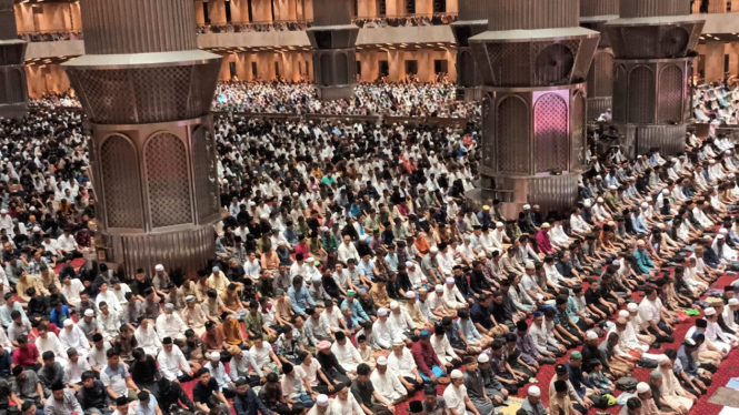 Jemaah salat tarawih di Masjid Istiqlal, Jakarta Pusat