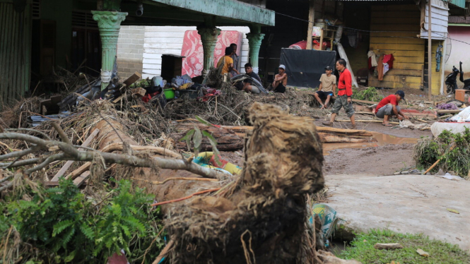 Dampak Banjir Bandang di Pesisir Selatan