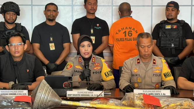 Kapolres Buru AKBP Sulastri Sukidjang, saat konferensi pers di Mapolres Buru, Namlea, Senin.