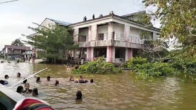 Suasana banjir yang melanda di Kabupaten Melawi, Kalbar, Senin 11 Maret 2024. 