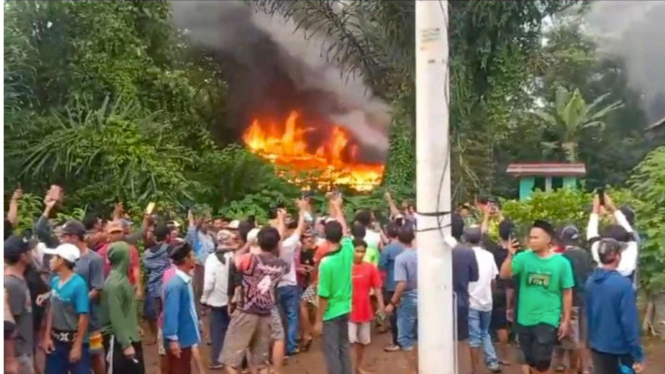 Kantor TNBBSS di Lapmpung Barat Dibakar Warga