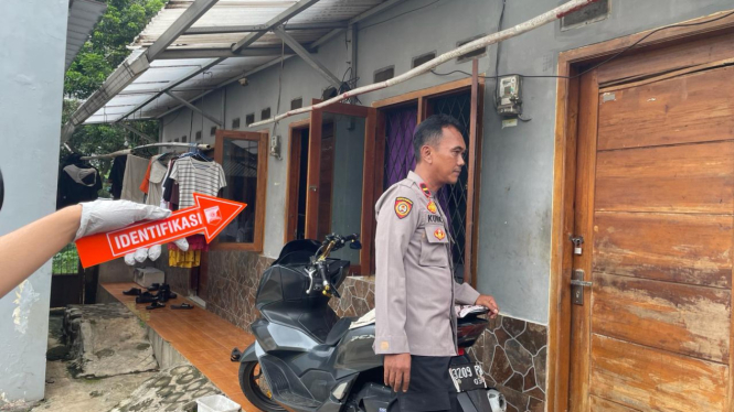 Polisi melakukan identifikasi penemuan mayat di kontrakan di Cimanggis, Depok