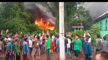 Warga Bakar Kantor TNBBS di Lampung Barat