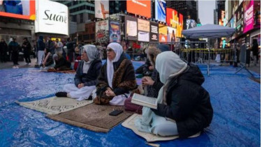 Warga muslim AS sholat taraweh di Times Square New York