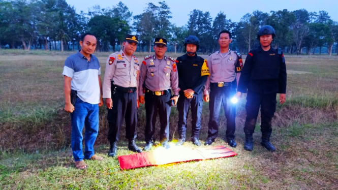 Petugas kepolisaan saat mengamankan dan mengevakuasi granat ditemukan.(istimewa/VIVA)