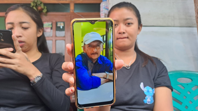 Elia Widianaputri menunjukan foto semasa hidup Wahyu Widianto