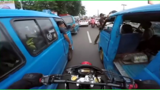 Angkot berhenti di tengah jalan.