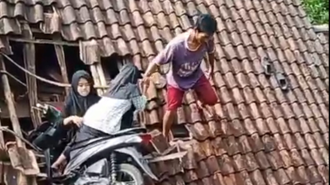 Tangkapan layar, foto dia bocah terjebak diatap rumah yang jebol akibat diterjang sepeda motor 