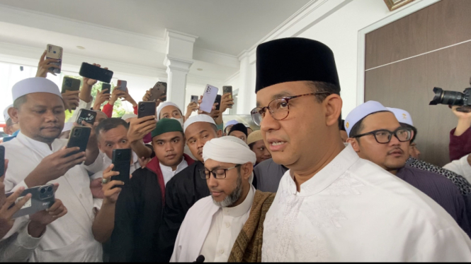 Anies Baswedan saat takziah di rumah duka Habib Hasan bin Jafar Assegaf