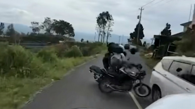 Akibat Langgar Marka Jalan, Dua Pengendara Motor Adu Banteng