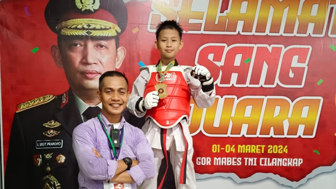 Foto Pelatih M.Hadirsya Fadli Saat Mendampingi Atletnya Meraih Medali Emas Kejuaraan Kapolri Cup