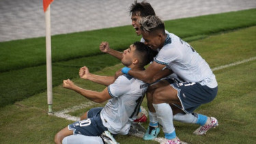 Pemain Persita Tangerang merayakan gol