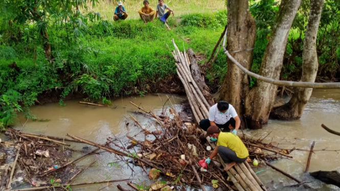Evakuasi Mayat Bayi di Aliran Sungai. (Dok: Polres Serang)
