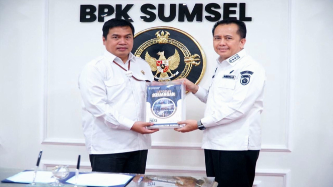Pj Gubernur Sumsel Agus Fatoni menyerahkan LKPD TA 2023