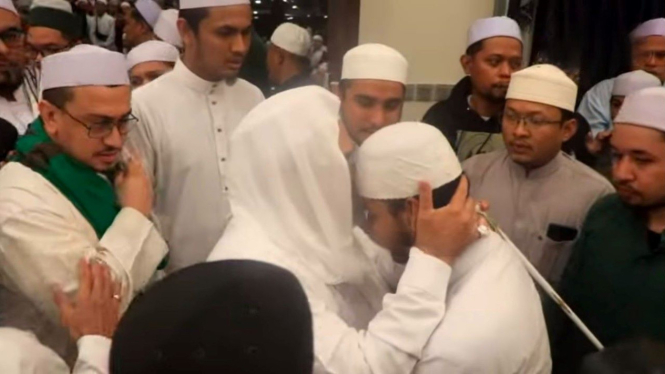 Habib Rizieq Shihab takziah dan memeluk anak Habib Hasan bin Jafar Assegaf