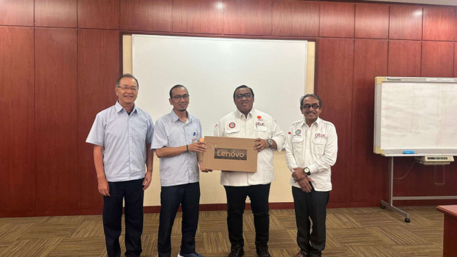 Presiden KSPSI Andi Gani Nena Wea saat mengunjungi pimpinan Unit Kerja Kimia Energi Pertambangan Serikat Pekerja Seluruh Indonesia (PUK KEP SPSI) PT NOK Indonesia di Kawasan Industri MM2100, Bekasi, Jawa Barat