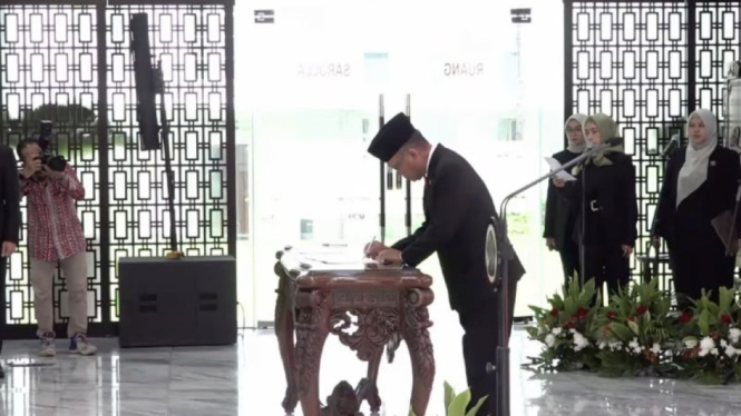 Suasana penandatanganan berita acara Pelantikan dan Pengambilan Sumpah Jabatan Pejabat Pimpinan Tinggi di lingkungan Kementerian Energi dan Sumber Daya Mineral (ESDM) oleh Menteri ESDM Arifin Tasrif