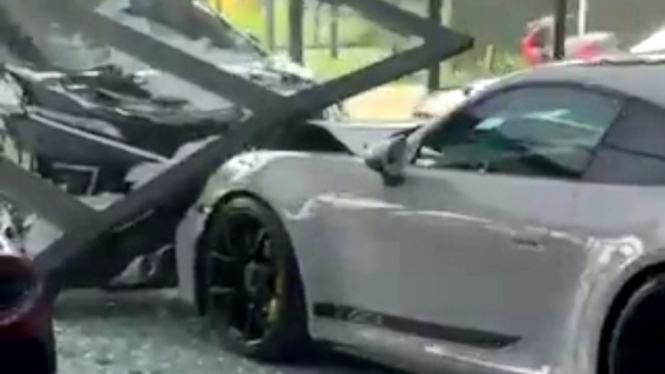 Xpander Seruduk Diler Mobil Mewah, Tabrak Porsche 911 GT3