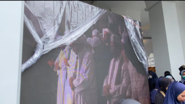 Proses pemakaman Habib Hasan bin Ja'far Assegaf