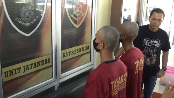 Dua anak bawah umur yang berhadapan dengan hukum setelah diamankan Polresta Pontianak. Keduanya mengunggah video bersajam yang diduga hendak tawuran. 