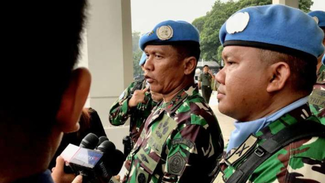 Komandan Pusat Misi Pemeliharaan Perdamaian TNI Laksamana Muda TNI Retiono Kunto Hadiningtias (tengah) menjawab pertanyaan wartawan selepas upacara penyambutan Satgas Milstaff Seceast Unifil TNI Tahun 2023 di Mabes TNI, Jakarta, Kamis, 14 Maret 2024.