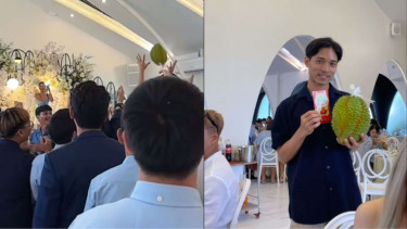 Pengantin Ganti Buket Bunga dengan Durian