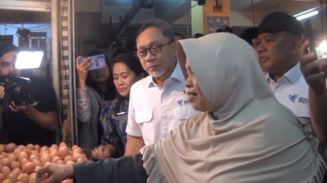 Menteri Perdagangan Zulkifli Hasan mengecek harga bahan pangan di pasar Tradisional Kramat Jati Jakarta Timur dan menemukan adanya kenaikan harga Cabai di awal Ramadhan mencapai Rp.100.000 Per Kiligramnya, Jumat 15 Maret 2024. 