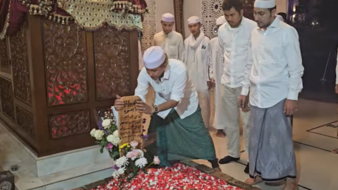 Momen Bahar bin Smith Ziarah dan Cium Nisan Habib Hasan Assegaf