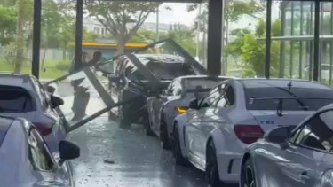 Viral mobil Xpander menabrak showroom dan mobil Posrche di PIK 2 
