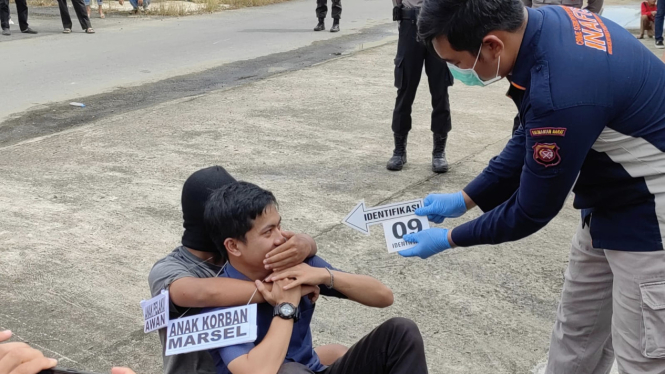 Rekonstruksi pembunuhan oleh tersangka AW terhadap Marsel yang didasari utang, di Kabupaten Sambas. 