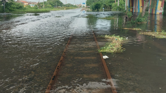 Rel yang terendam banjir di Kaligawe.