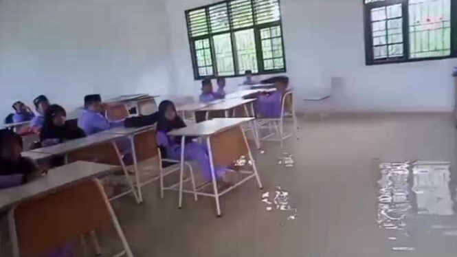 Suasana kelas banjir di Kabupaten Muaro Jambi 