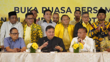 Ketum Golkar Airlangga Hartarto (tengah) dan Sekjen Golkar Lodewijk Freidrich P.